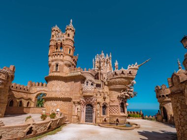 Malaga, İspanya. Ağustos 2018. Benalmadena köyündeki Castillo Colomare Panorama, Kristof Kolomb 'a adanmış bir kale ve Amerika' nın keşfi