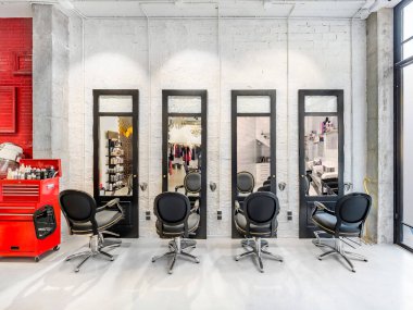 Eski bir güzellik salonunda sandalyeler. Kuaför, makyaj dükkanı, berber dükkanı ve manikür işi.