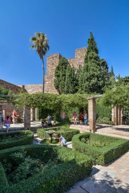 Malaga, İspanya, Eylül 2017. Turist Alcazaba Kalesi 'nin bahçelerinden keyif alıyor..