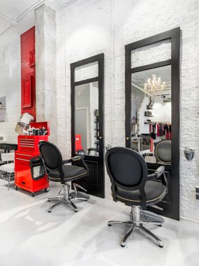 Eski bir güzellik salonunda sandalyeler. Kuaför, makyaj dükkanı, berber dükkanı ve manikür işi.