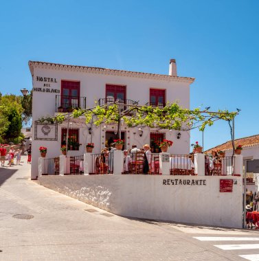 Malaga, İspanya. Mayıs 2018. Mijas sokaklarındaki tipik bir restoran, Malaga kıyısındaki bir dağda geleneksel bir beyaz köy..