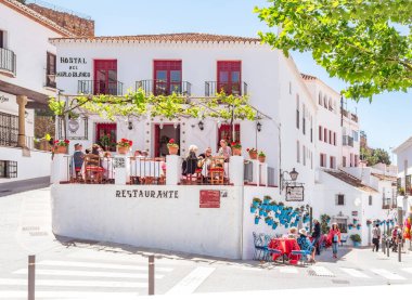 Malaga, İspanya. Mayıs 2018. Mijas sokaklarındaki tipik bir restoran, Malaga kıyısındaki bir dağda geleneksel bir beyaz köy..