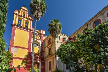  Güneşli bir günde İspanya 'nın Malaga kentindeki San Agustin Manastırı' nın cephesi.
