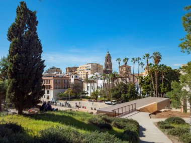 Güneşli bir günde İspanya 'nın Malaga kentindeki Roma tiyatrosunun manzarası. Arka planda Katedral ve Picasso Müzesi.