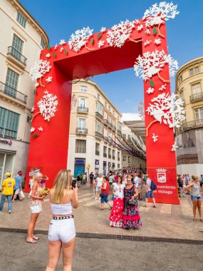 Malaga, İspanya. Ağustos 2018. Gençler şehrin merkezindeki Feria 'nın kapısında fotoğraf çekiyorlar..