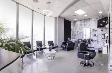 Modern, parlak bir güzellik salonunun manzarası. Siyah-beyaz lüks dekorlu kuaför salonu iç işleri..