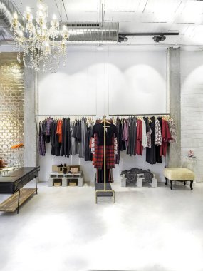 Modern yapılardan sarkan giysiler. Moda mağazasının iç işleri.