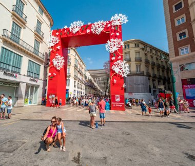 Malaga, İspanya. Ağustos 2018. Gençler şehrin merkezindeki Feria 'nın kapısında fotoğraf çekiyorlar..
