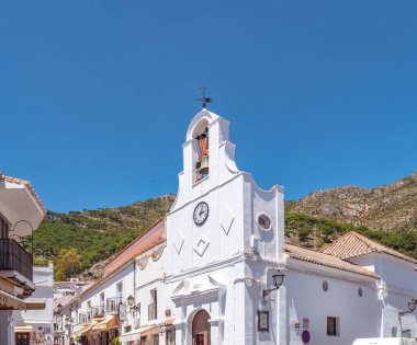 Malaga, İspanya. Mayıs 2018. Mijas sokaklarındaki tipik beyaz kilise, Malaga kıyısındaki dağlarda geleneksel bir köy..