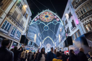 Malaga, İspanya. 25 Kasım 2017. İnsanlar Malaga 'nın merkezinde Noel ışığı gösterisini izliyor.