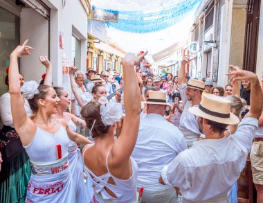 Malaga, İspanya. Ağustos 2018. Gençler, Feria Festivali sırasında sokaklarda flamenko dansı yapıyor..