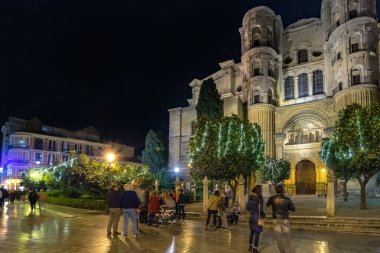 Malaga, İspanya. 25 Kasım 2017. Katedralin etrafındaki Noel süslemeleri.