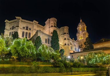 İspanya, Malaga 'daki katedralin etrafındaki Noel ışığı süslemeleri.