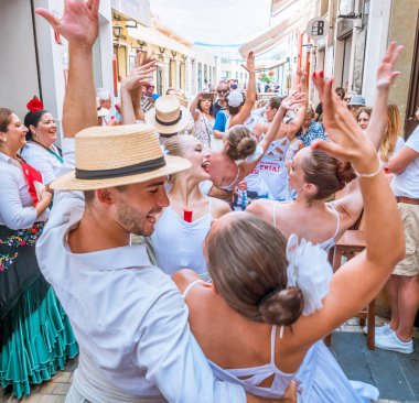 Malaga, İspanya. Ağustos 2018. Gençler, Feria Festivali sırasında sokaklarda flamenko dansı yapıyor..