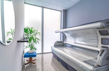 Modern bir güzellik salonunda solaryum..