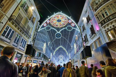 Malaga, İspanya. 25 Kasım 2017. İnsanlar Malaga 'nın merkezinde Noel ışığı gösterisini izliyor.
