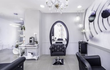 Modern, parlak güzellik salonu ya da baber dükkanı. Siyah-beyaz lüks dekorlu kuaför salonu iç işleri..