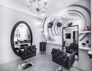 Modern, parlak güzellik salonu ya da baber dükkanı. Siyah-beyaz lüks dekorlu kuaför salonu iç işleri..