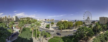İspanya Malaga 'nın tarihi merkezinin havadan görünüşü. Plaza de la Marina, Gibralfaro, liman, yolcu gemileri, tekerlek, katedral ve arka planda park