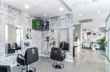 Modern, parlak güzellik salonu. Kuaför salonu iç işleri.