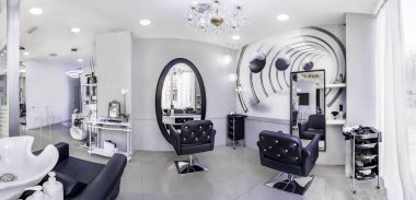 Modern, parlak bir güzellik salonunun manzarası. Siyah-beyaz lüks dekorlu kuaför salonu iç işleri..