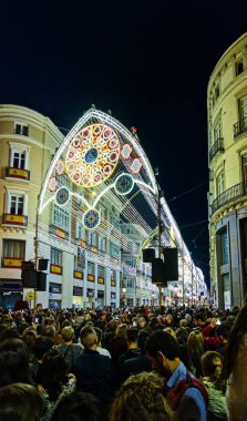 Malaga, İspanya. 25 Kasım 2017. İnsanlar Malaga 'nın merkezinde Noel ışığı gösterisini izliyor.