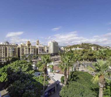 Malaga, İspanya. Aralık 2018. Şehrin tarihi merkezinin havadan görünüşü. Plaza de la Marina ve Gibralfaro, Katedral ve arka planda park