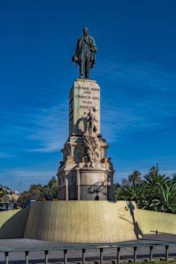 Şehrin tarihi merkezinde bulunan Mariano Benlliure 'nin Manuel Domingo Larios y Larios (Marques de Larios) anıtı.