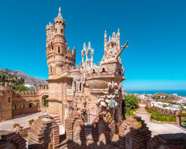 Malaga, İspanya. Ağustos 2018. Benalmadena köyündeki Castillo Colomare Panorama, Kristof Kolomb 'a adanmış bir kale ve Amerika' nın keşfi