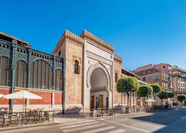 Arap mermer kemerinin panorama manzarası, İspanya 'nın Malaga şehrinin tarihi merkezindeki Atarazana gıda pazarının girişi.