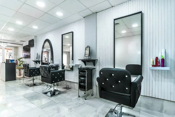 Modern, parlak güzellik salonu. Kuaför salonu iç işleri.