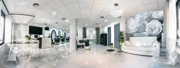 Modern, parlak bir güzellik salonunun panoramik manzarası. Kuaför salonu ve pedikür iç işleri.