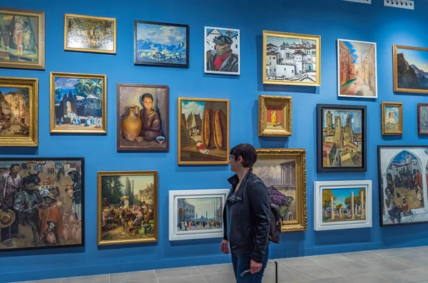 Málaga, Espanha. por volta de fevereiro de 2018. Pessoas que visitam a exposição da Coleção Museu Estatal Russo de São Petersburgo / Málaga — Fotografia de Stock