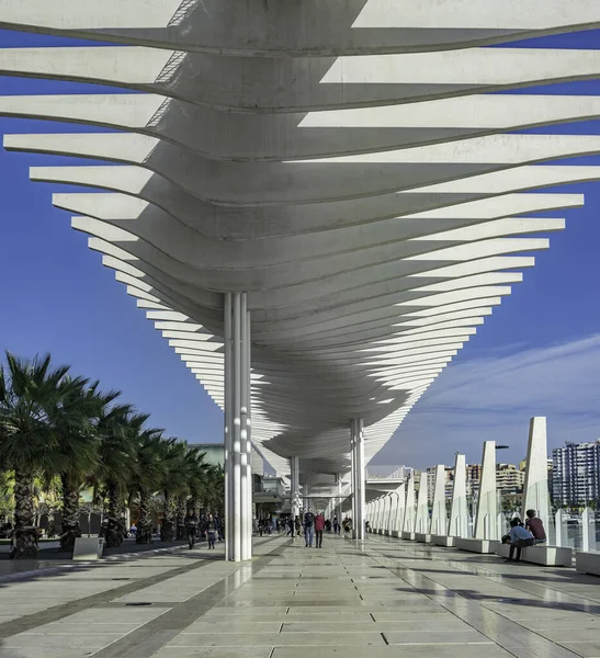 Malaga, spanien. Etwa im Januar 2018. "Palmeral de las sorpresas". eine architektonische Struktur in der Promenade entlang des Hafens von Malaga. — Stockfoto