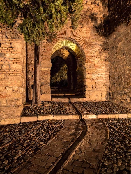 İspanya, Malaga 'daki Alcazaba Arap kalesinin kemeri.