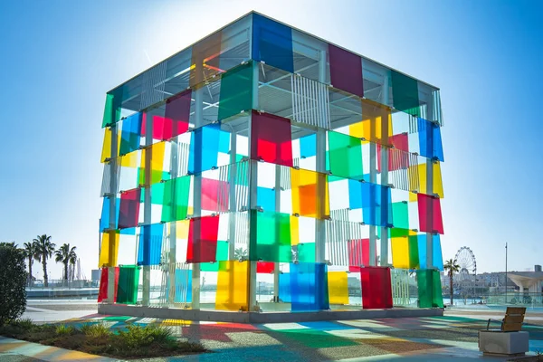 Malaga, İspanya. Ocak 2018 civarı. Liman boyunca marinadaki Pompidou merkez müzesi. 