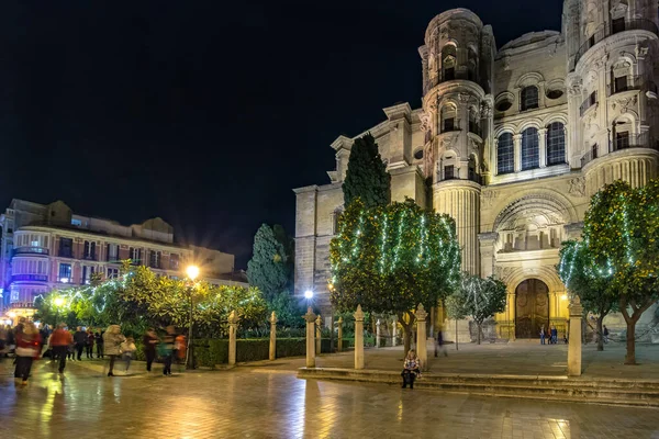 Χριστουγεννιάτικη Διακόσμηση Γύρω Από Τον Καθεδρικό Ναό Στη Μάλαγα Ισπανία — Φωτογραφία Αρχείου