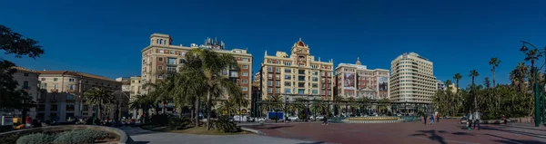 Malaga, Hiszpania. Około stycznia 2018 roku. Super panorama Plaza de la Marina (Plac Marina) w zabytkowym centrum. — Zdjęcie stockowe
