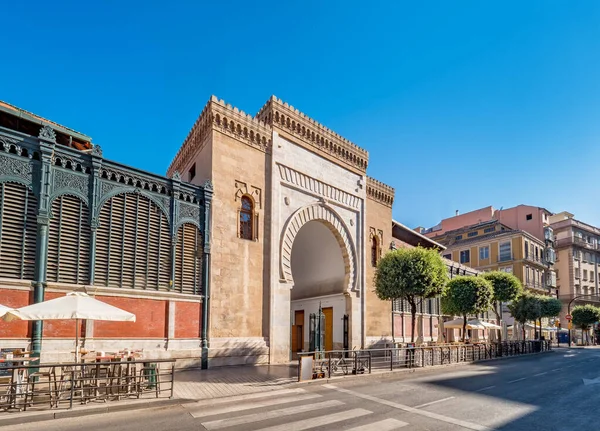 Arap mermer kemerinin panorama manzarası, İspanya 'nın Malaga şehrinin tarihi merkezindeki Atarazana gıda pazarının girişi.