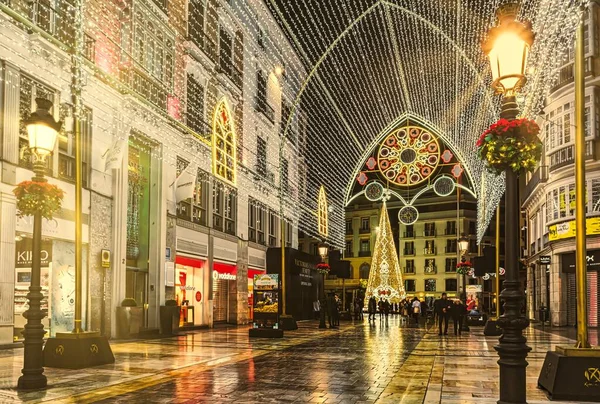 Malaga, İspanya. 25 Kasım 2017. Instagram filtresiyle çekilmiş görüntüler, Malagram 'ın merkezinde Noel ışığı gösterisini izliyor.