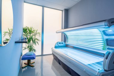 Modern bir güzellik salonunda solaryum..