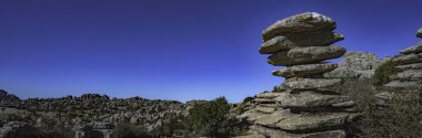 İspanya, Malaga 'daki Torcal de Antequera' nın Panorama manzarası, olağandışı kireçtaşlarından oluşan etkileyici bir karst manzarası.