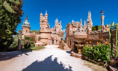 Malaga, İspanya. Ağustos 2018. Benalmadena köyündeki Castillo Colomare Panorama, Kristof Kolomb 'a adanmış bir kale ve Amerika' nın keşfi