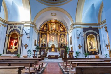 Frigiliana, İspanya. Şubat 2019 civarı. Frigiliana 'da bir kilisenin içi, İspanya' nın Malaga dağlarında küçük beyaz bir köy.