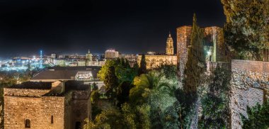Geceleri Alcazaba Kalesi, Katedral ve Malaga Limanı 'nın geniş bir manzarası var. Gece yurttaşları.