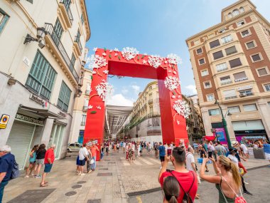Malaga, İspanya. Ağustos 2018. Gençler şehrin merkezindeki Feria 'nın kapısında fotoğraf çekiyorlar..