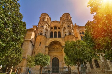 Güneşli bir günde İspanya 'nın Malaga katedralinin yüzü.