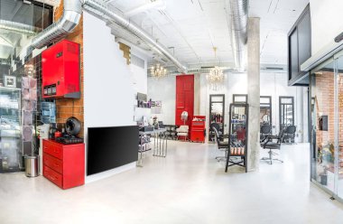 Modern, parlak bir güzellik salonunun panoramik manzarası. Kuaför, makyaj dükkanı, berber dükkanı ve manikür iç işleri kahve ve içecek dağıtıcılarıyla.