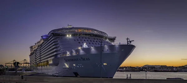 Malaga, Spanje. 27 maart 2018. "Symfonie van de zee" het grootste cruiseschip gebouwd in de haven van Malaga in de schemering — Stockfoto