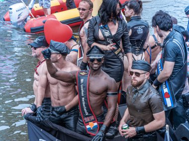 Amsterdam, Hollanda 'da. 3 Ağustos 2019. Bir grup eşcinsel erkek ve kadın, Kanal Gay Gururu 'nun tekne geçidinde yürüyorlar.